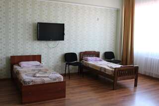 Отели типа «постель и завтрак» Hotel Tourist Павлодар Стандартный четырехместный номер-4