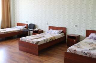 Отели типа «постель и завтрак» Hotel Tourist Павлодар Стандартный четырехместный номер-5
