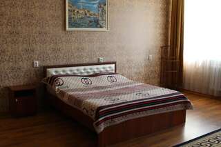 Отели типа «постель и завтрак» Hotel Tourist Павлодар Cемейный номер с собственной ванной комнатой-8
