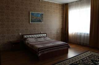 Отели типа «постель и завтрак» Hotel Tourist Павлодар Cемейный номер с собственной ванной комнатой-9